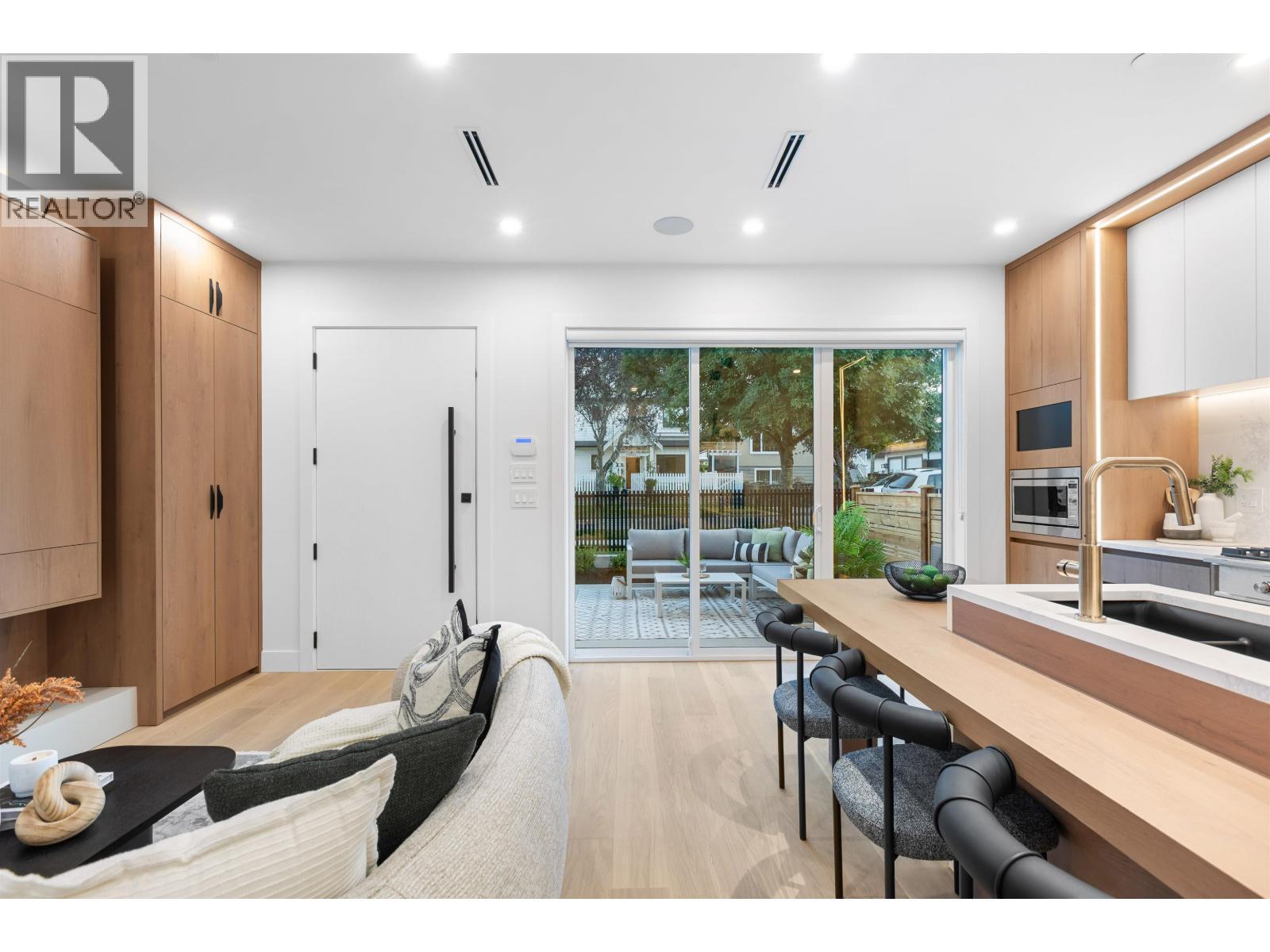 1 2435 Napier Street, Vancouver, BC - Indoor