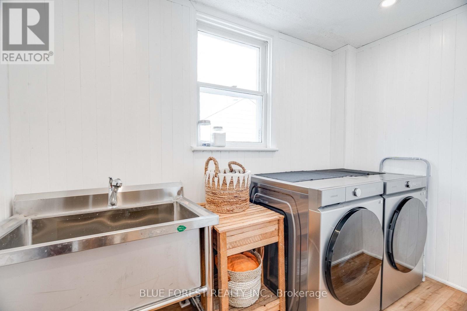 521 Upper Queen Street, London South (South P), ON - Indoor Photo Showing Laundry Room