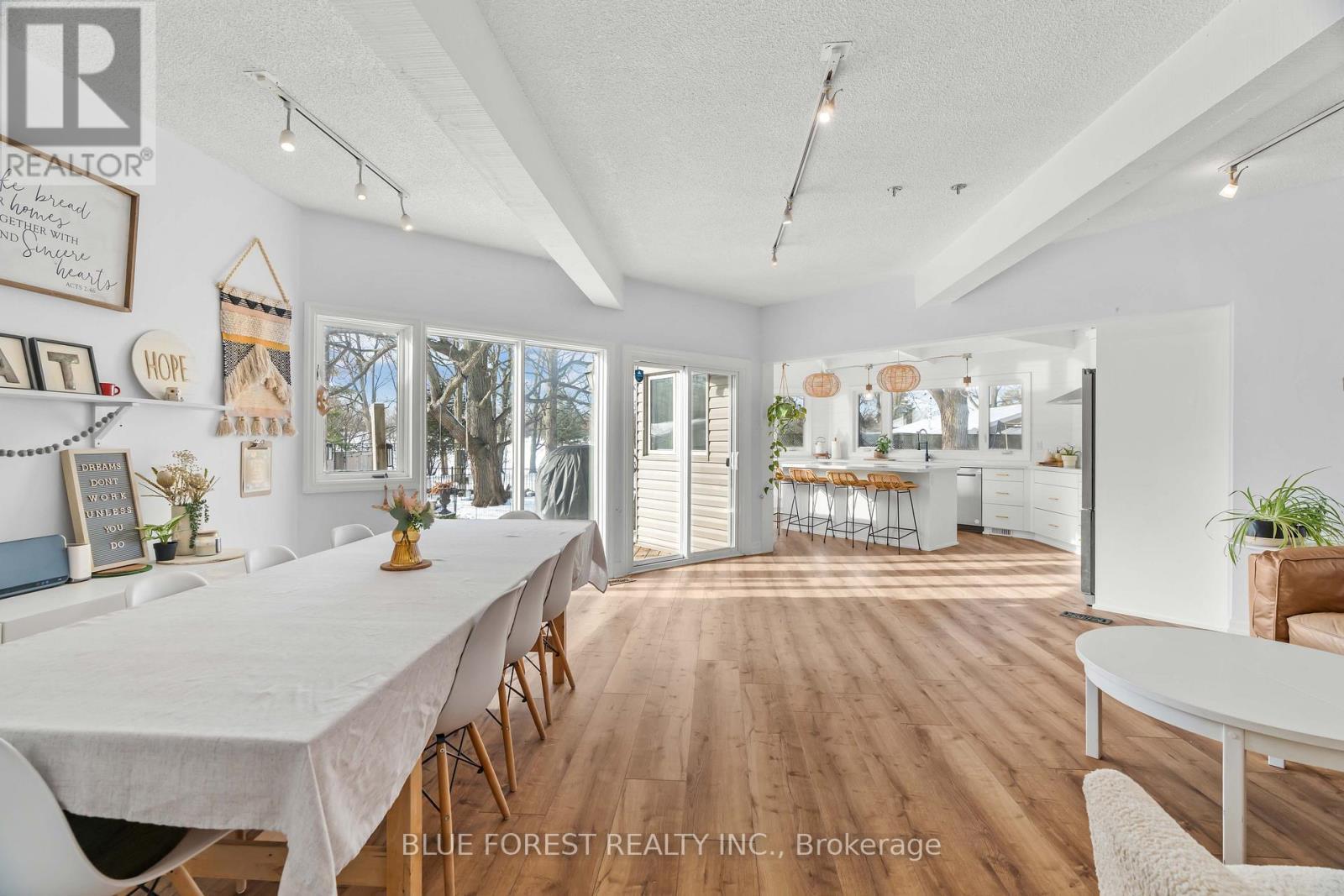 521 Upper Queen Street, London South (South P), ON - Indoor