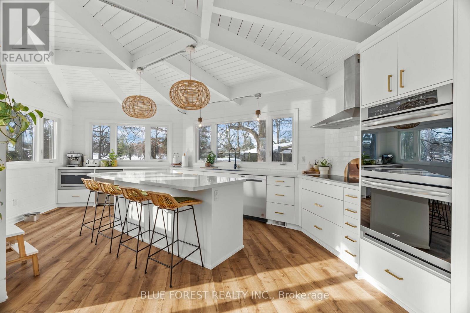 521 Upper Queen Street, London South (South P), ON - Indoor