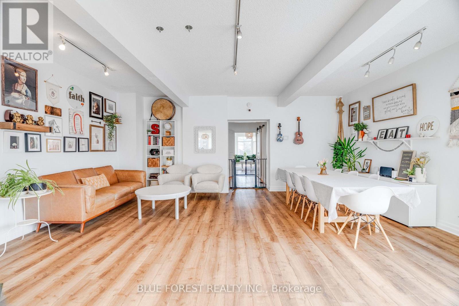 521 Upper Queen Street, London South (South P), ON - Indoor