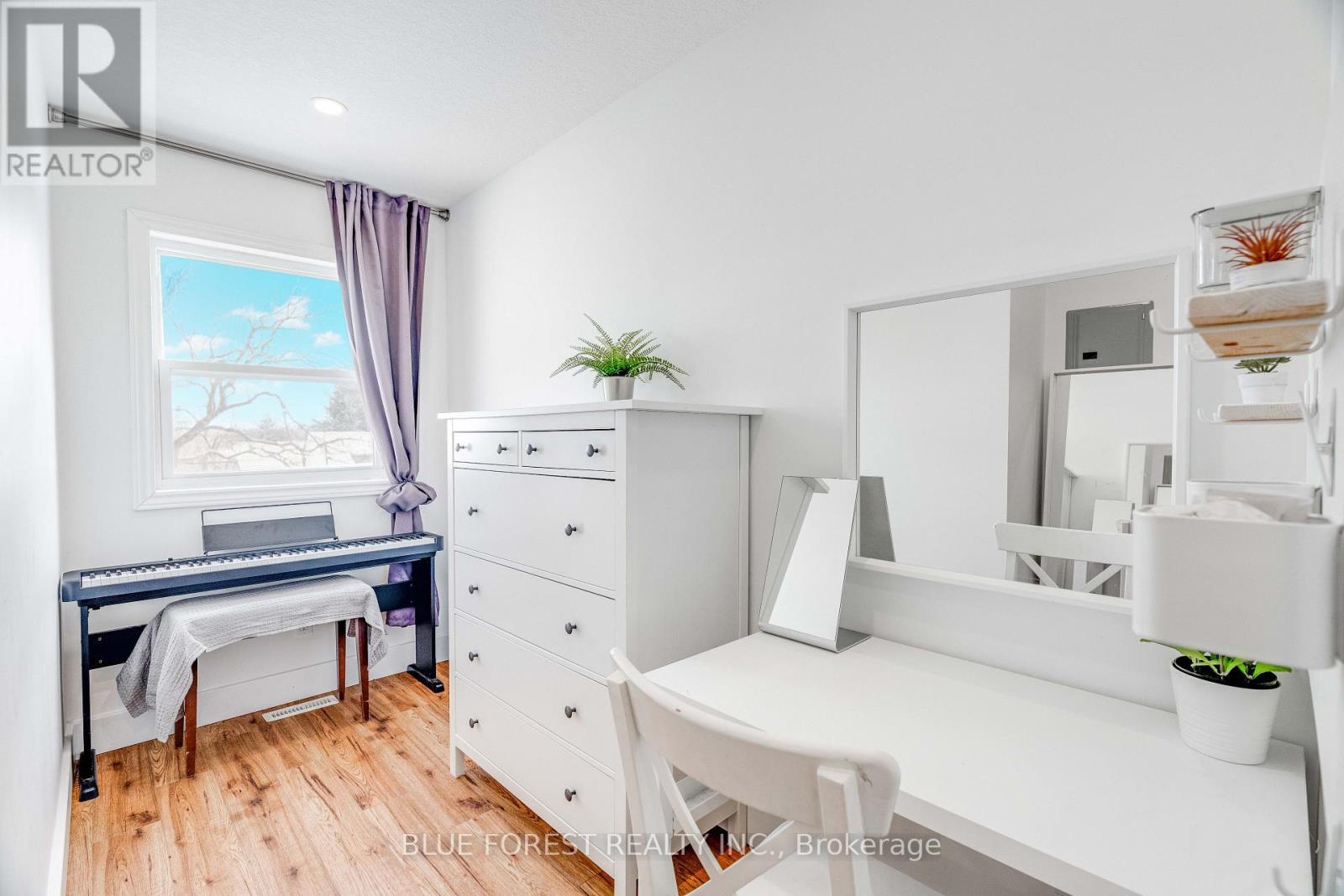 521 Upper Queen Street, London South (South P), ON - Indoor