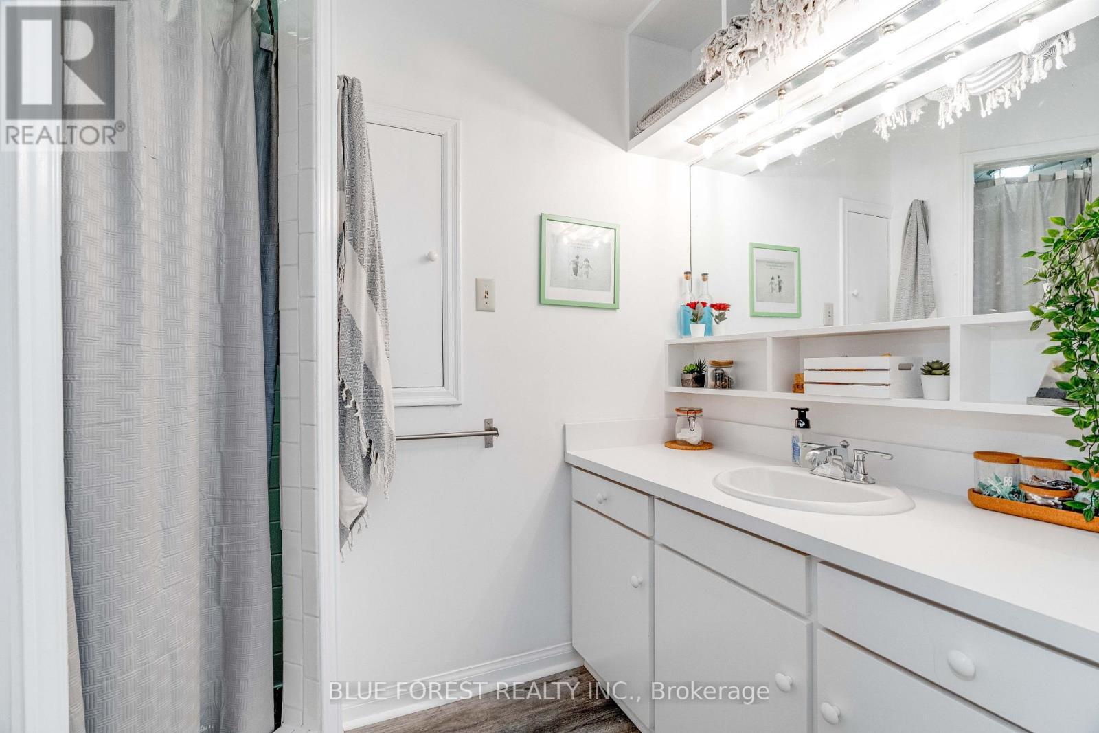 521 Upper Queen Street, London South (South P), ON - Indoor Photo Showing Bathroom