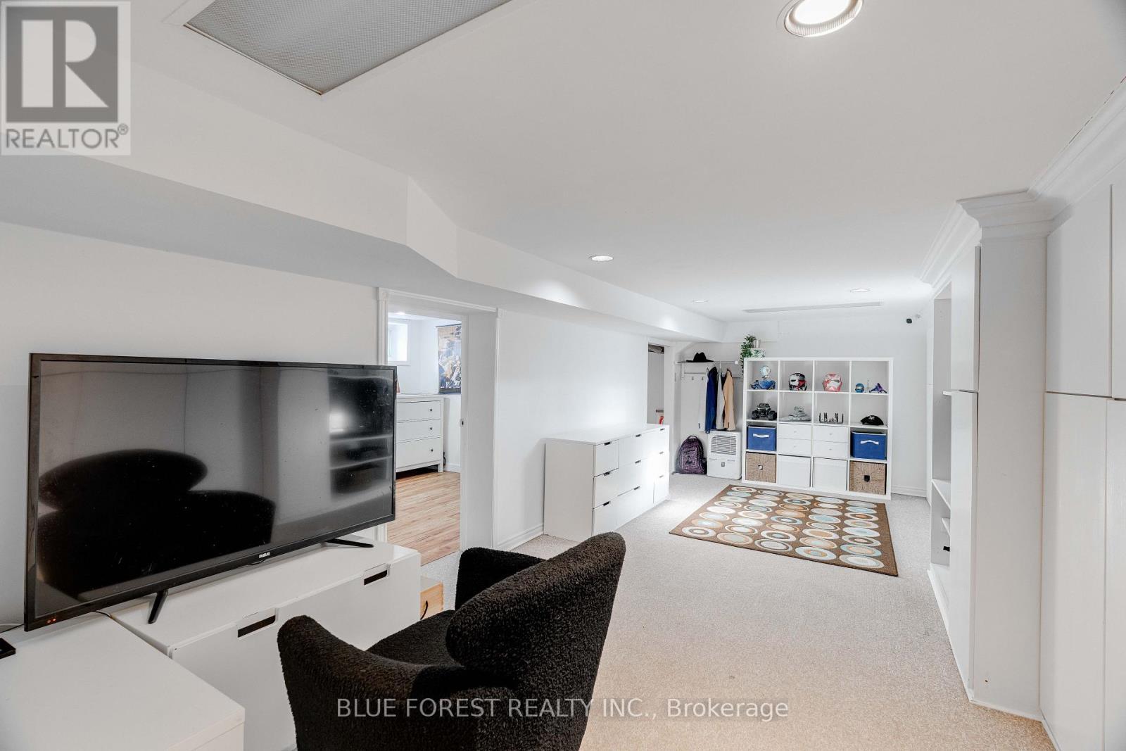 521 Upper Queen Street, London South (South P), ON - Indoor