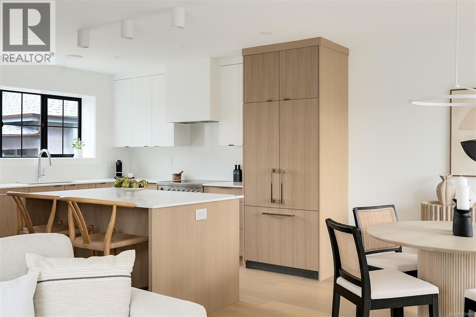 2 2268 Bowker Ave, Oak Bay, BC - Indoor