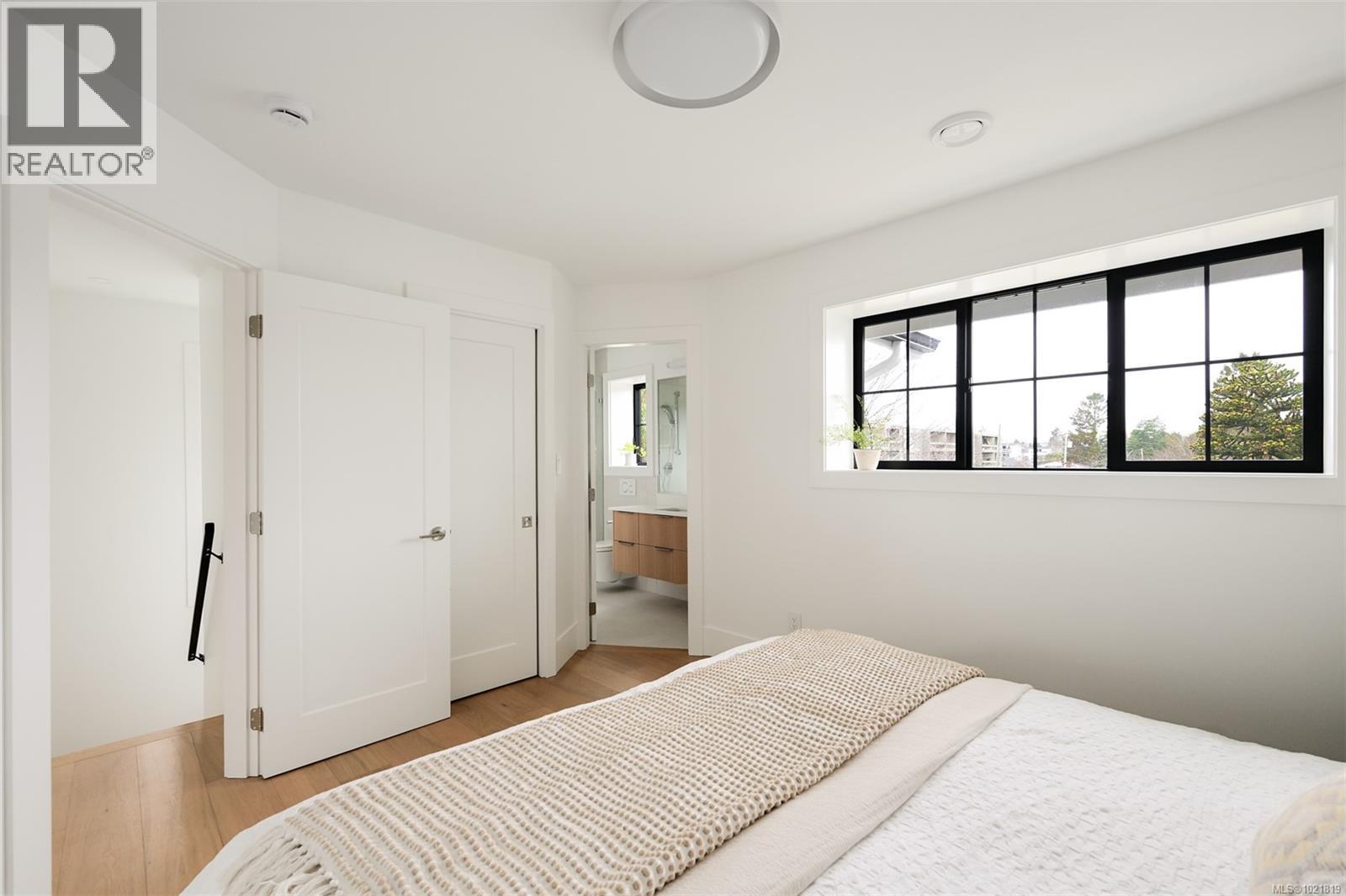 2 2268 Bowker Ave, Oak Bay, BC - Indoor Photo Showing Bedroom