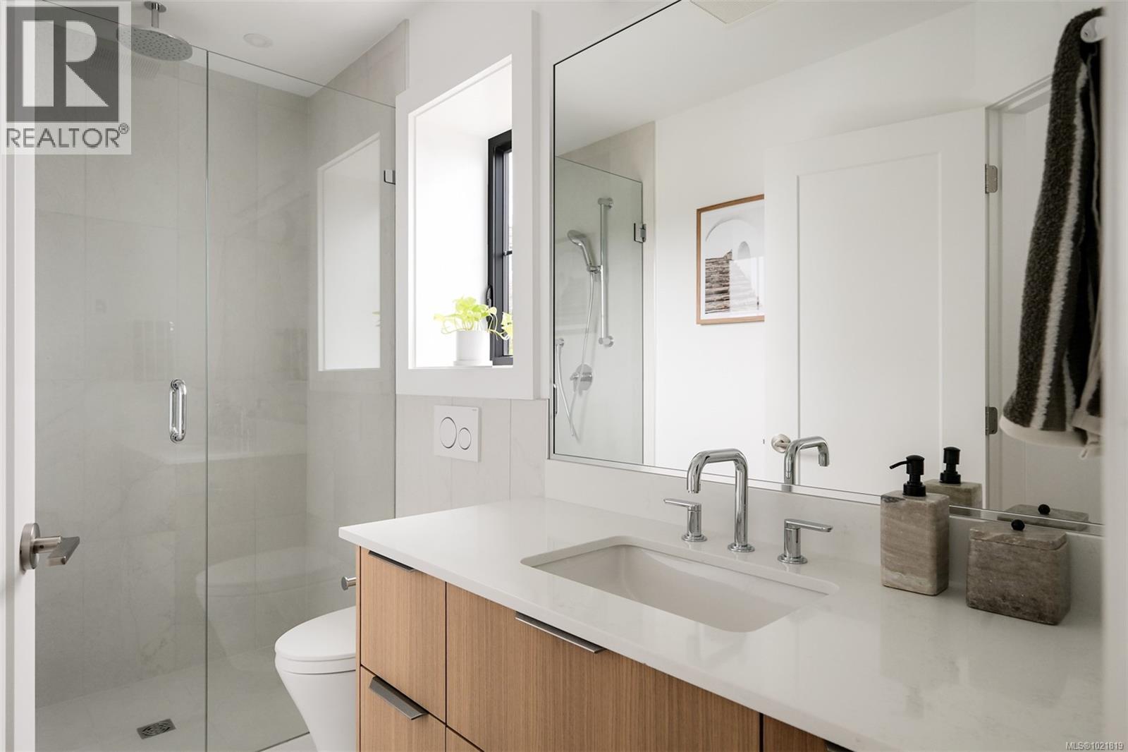 2 2268 Bowker Ave, Oak Bay, BC - Indoor Photo Showing Bathroom