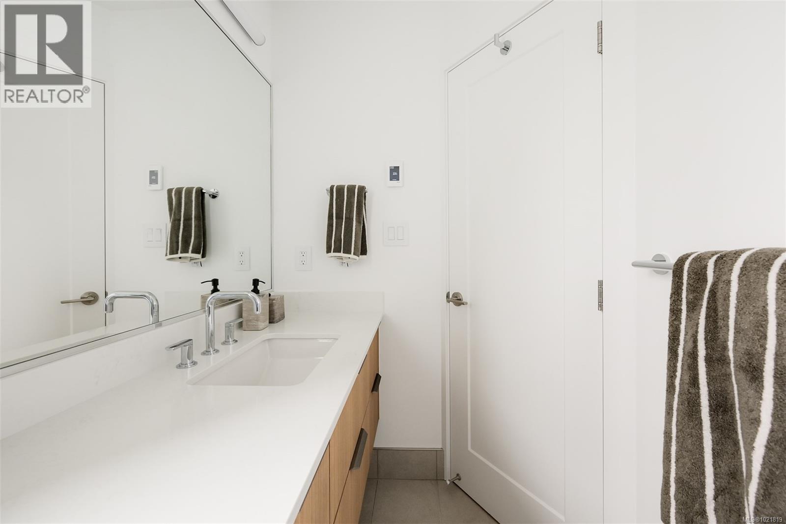 2 2268 Bowker Ave, Oak Bay, BC - Indoor Photo Showing Bathroom