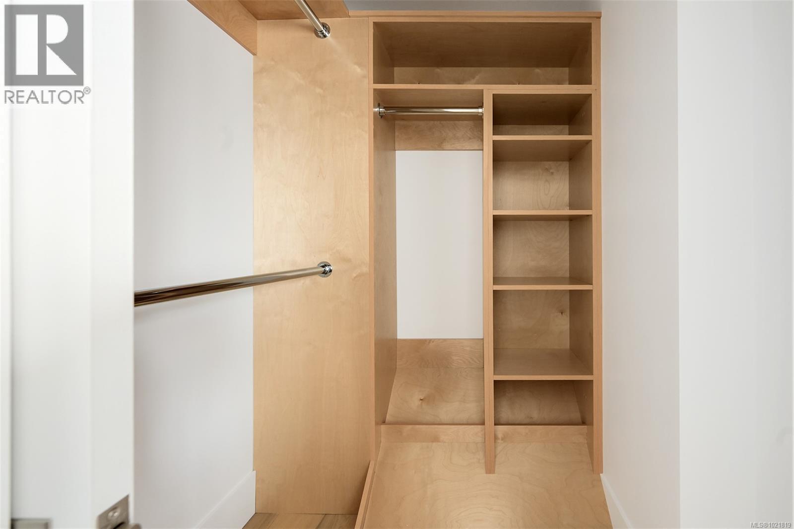 2 2268 Bowker Ave, Oak Bay, BC - Indoor With Storage