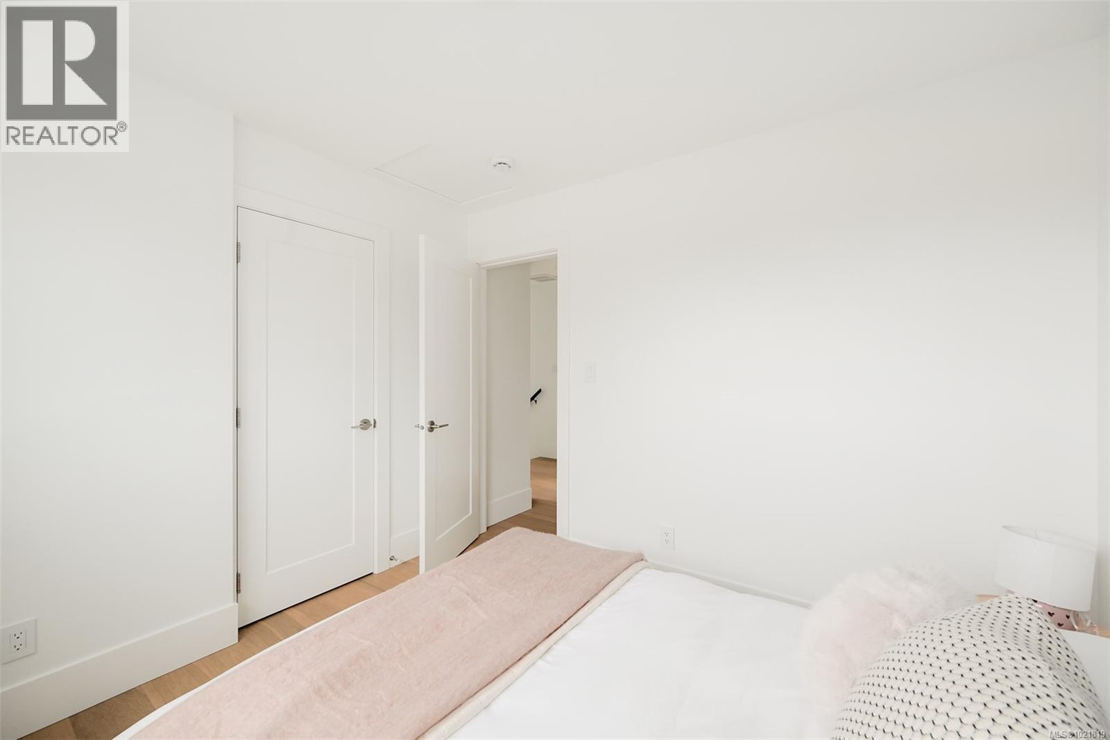 2 2268 Bowker Ave, Oak Bay, BC - Indoor Photo Showing Bedroom