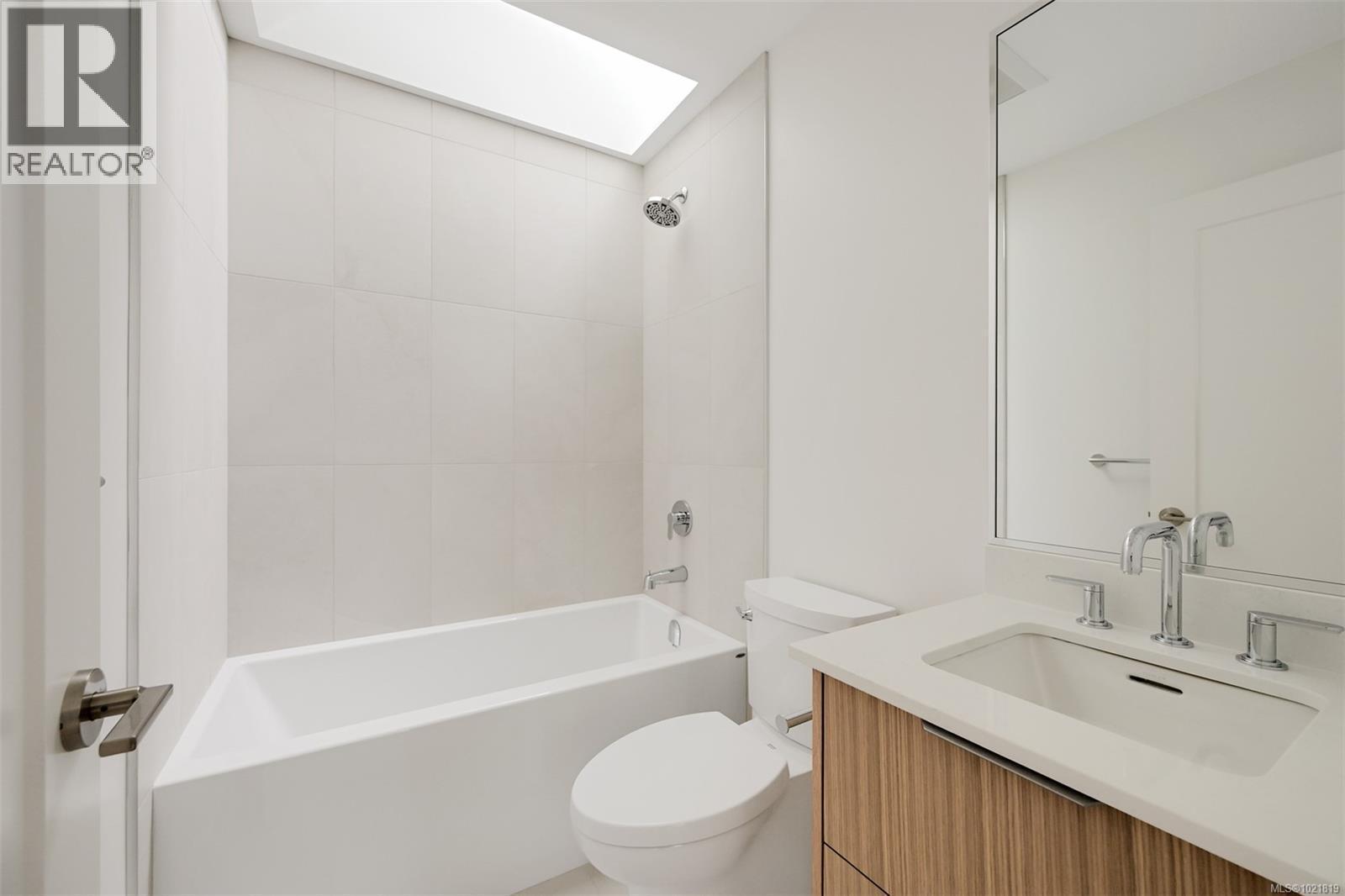 2 2268 Bowker Ave, Oak Bay, BC - Indoor Photo Showing Bathroom
