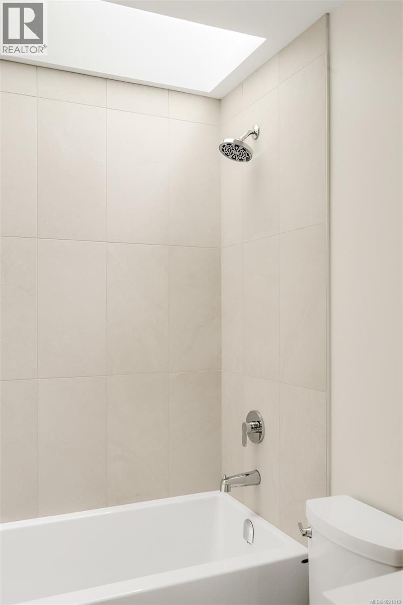 2 2268 Bowker Ave, Oak Bay, BC - Indoor Photo Showing Bathroom