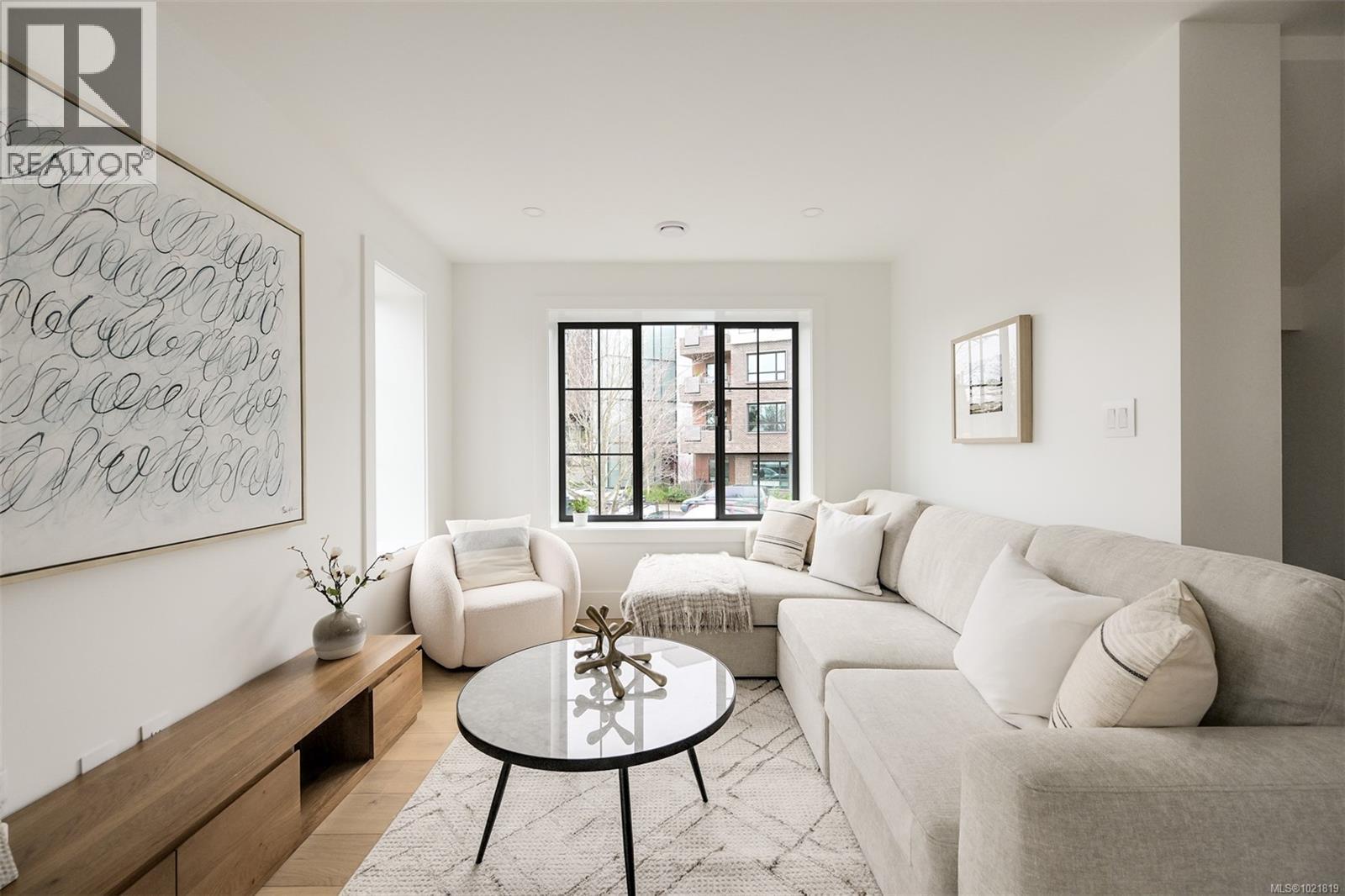 2 2268 Bowker Ave, Oak Bay, BC - Indoor Photo Showing Living Room