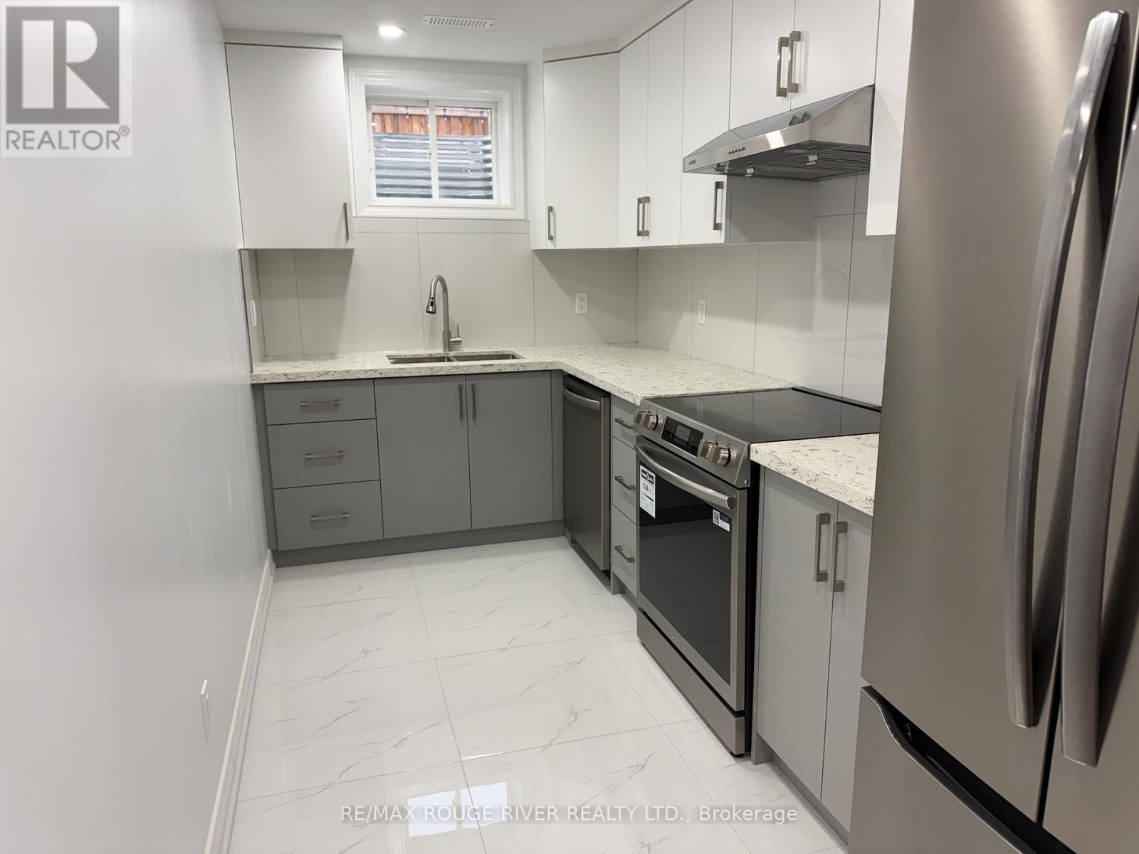 131 Sharplin Drive, Ajax, ON - Indoor Photo Showing Kitchen With Stainless Steel Kitchen With Upgraded Kitchen