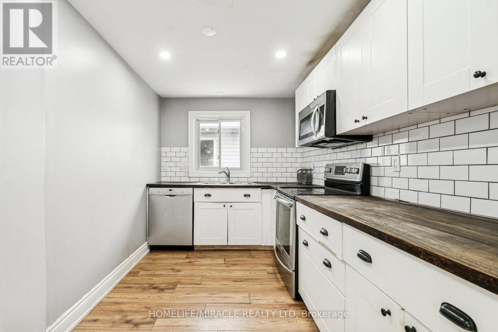 147 Hickling Trail, Barrie, ON - Indoor Photo Showing Kitchen With Upgraded Kitchen