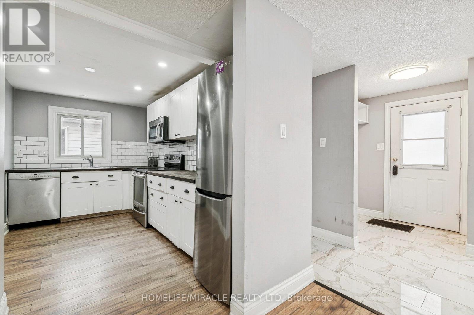 147 Hickling Trail, Barrie, ON - Indoor Photo Showing Kitchen With Stainless Steel Kitchen With Upgraded Kitchen