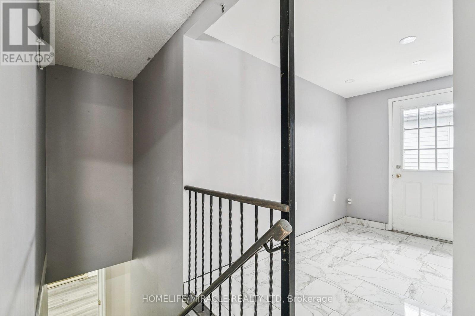 147 Hickling Trail, Barrie, ON - Indoor Photo Showing Other Room
