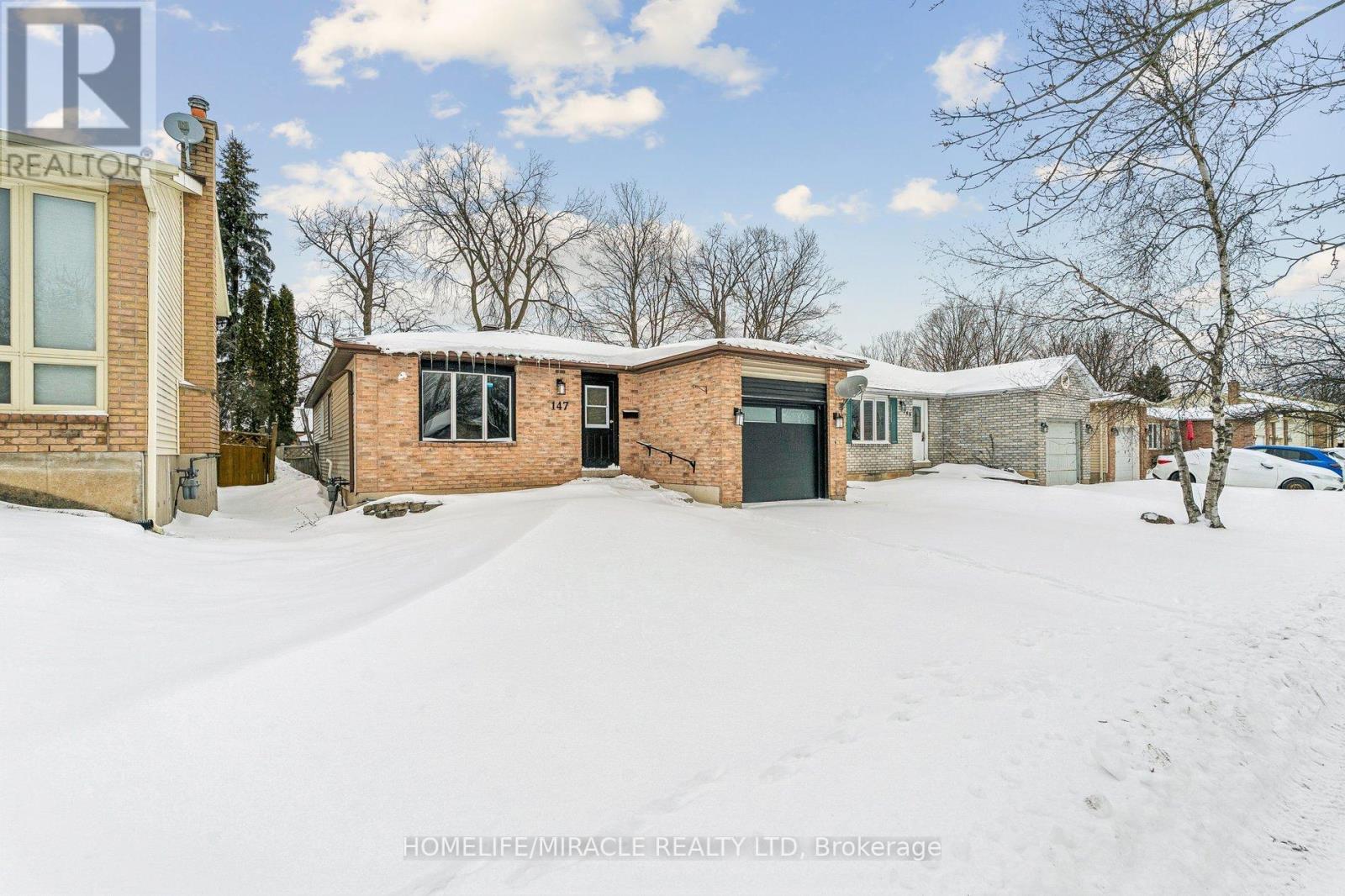 147 Hickling Trail, Barrie, ON - Outdoor With Facade