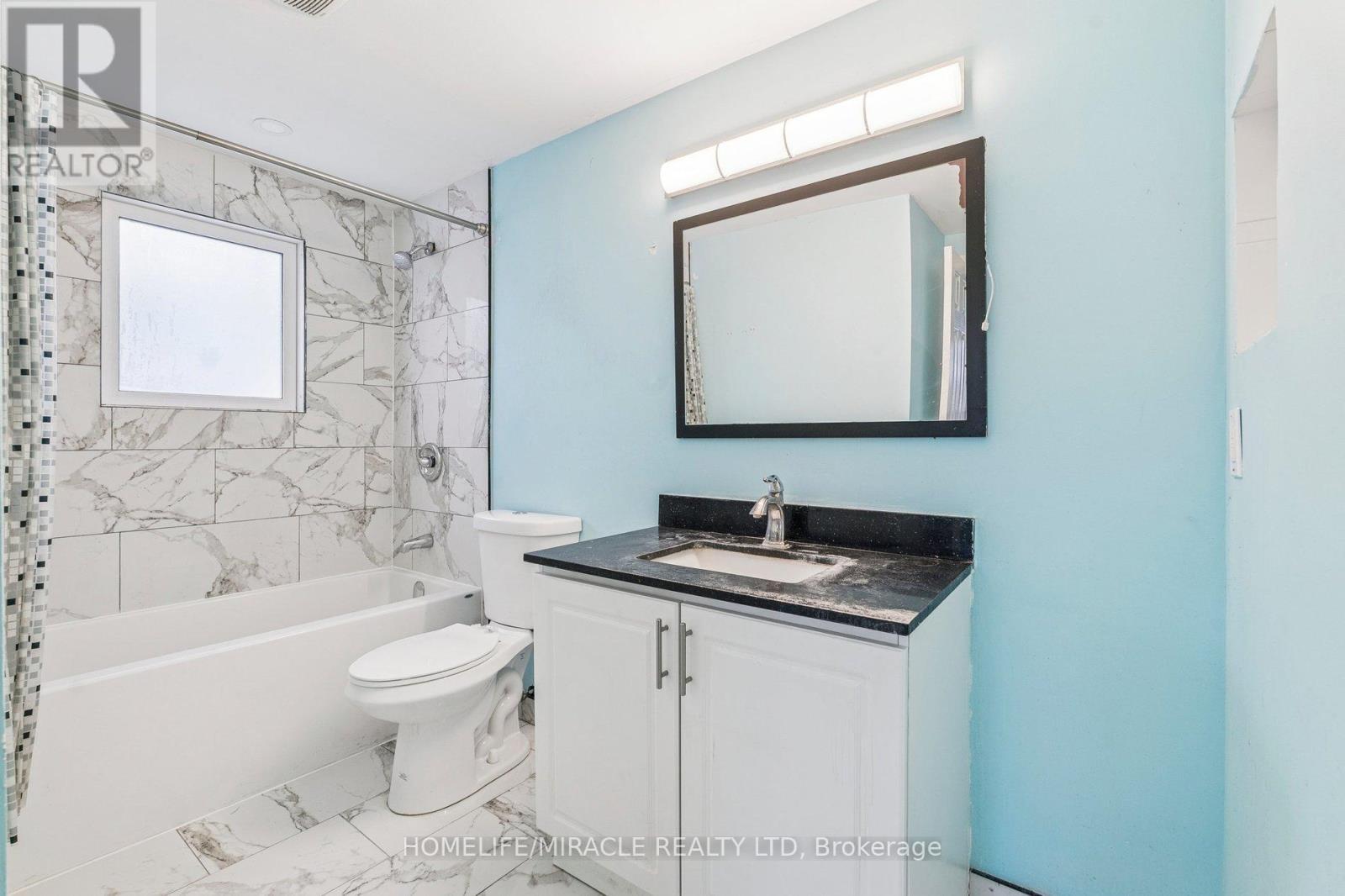 147 Hickling Trail, Barrie, ON - Indoor Photo Showing Bathroom