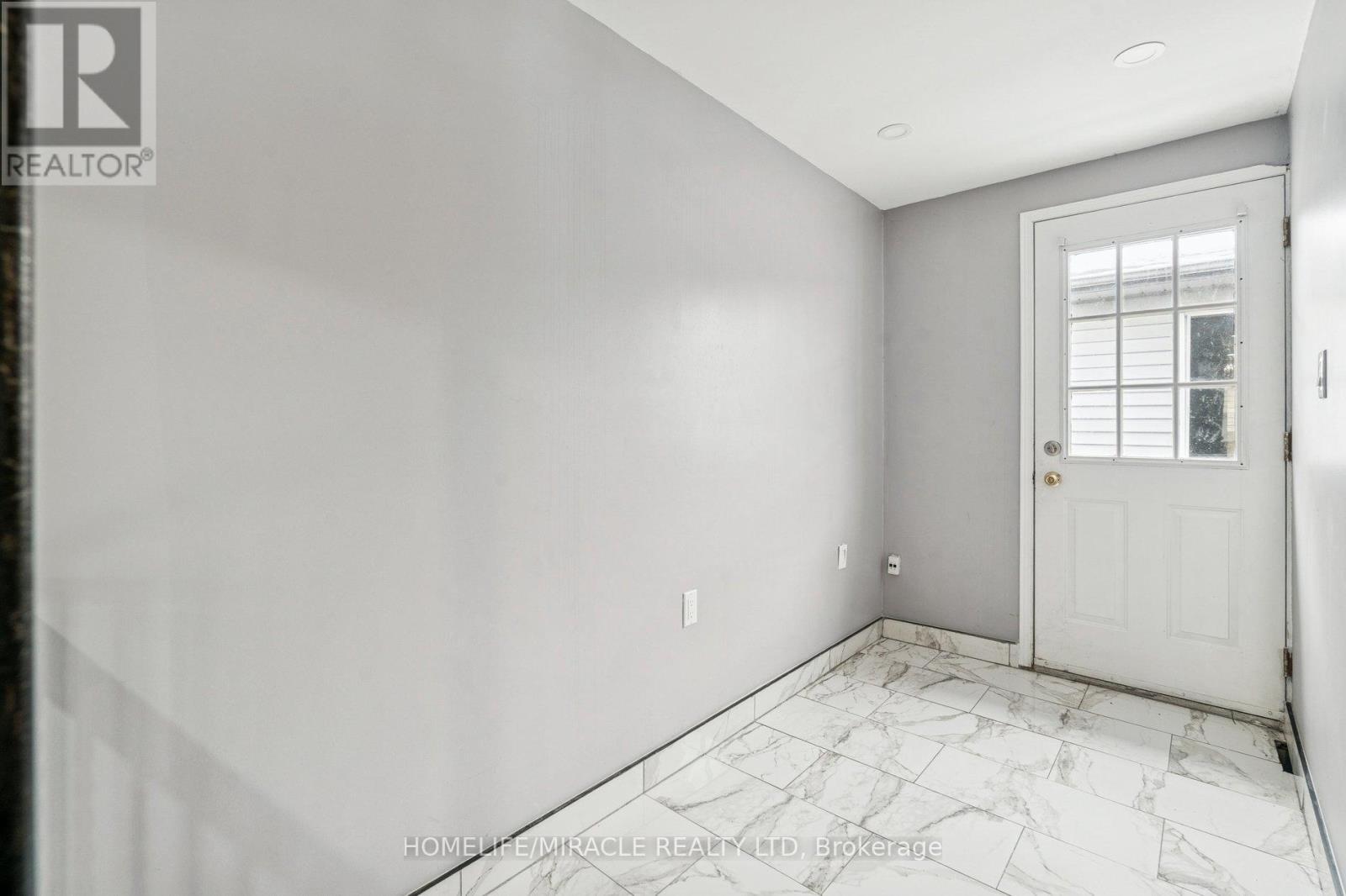 147 Hickling Trail, Barrie, ON - Indoor Photo Showing Other Room