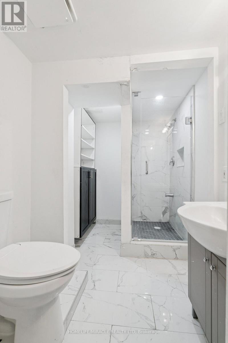 147 Hickling Trail, Barrie, ON - Indoor Photo Showing Bathroom