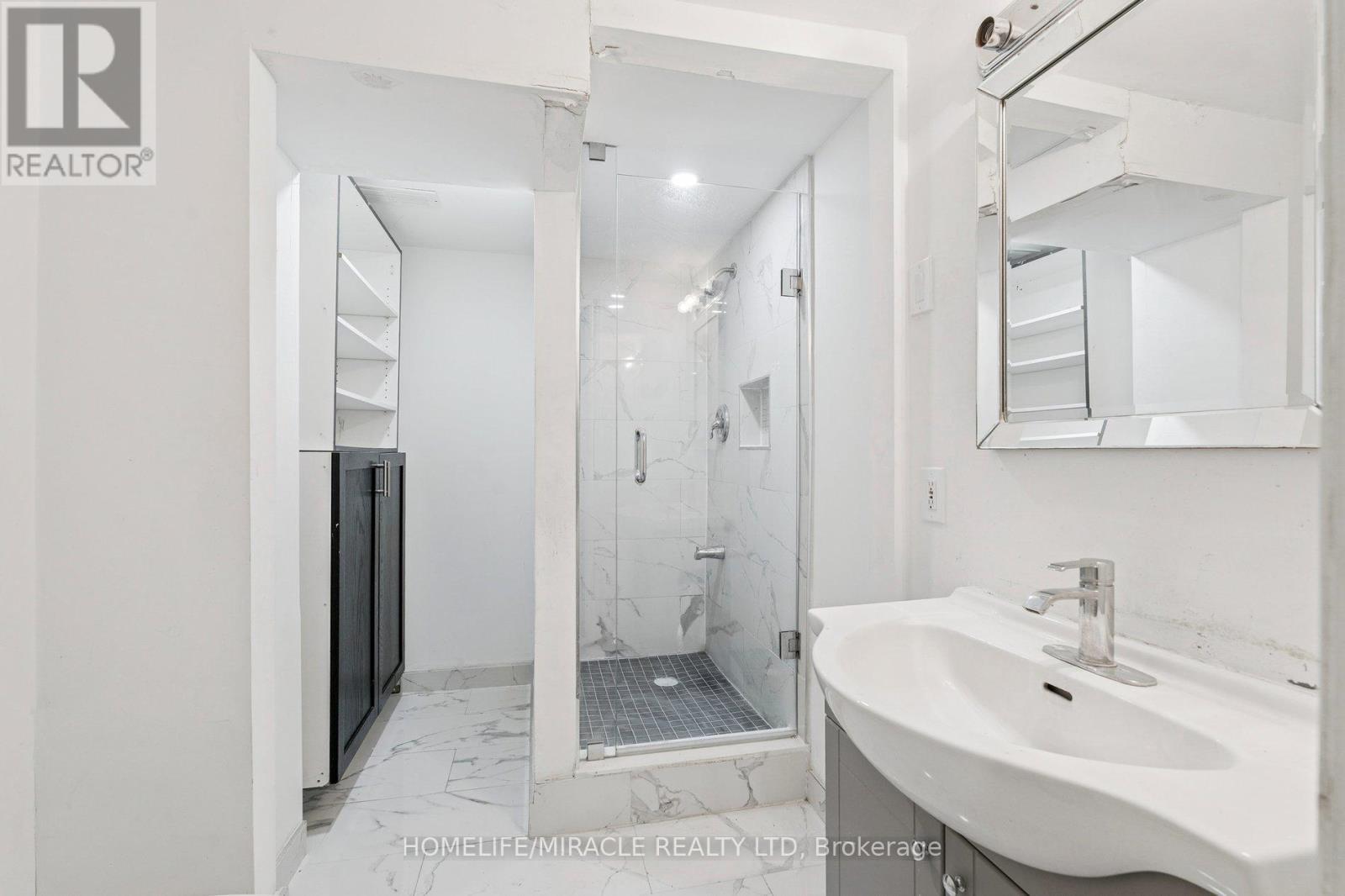 147 Hickling Trail, Barrie, ON - Indoor Photo Showing Bathroom