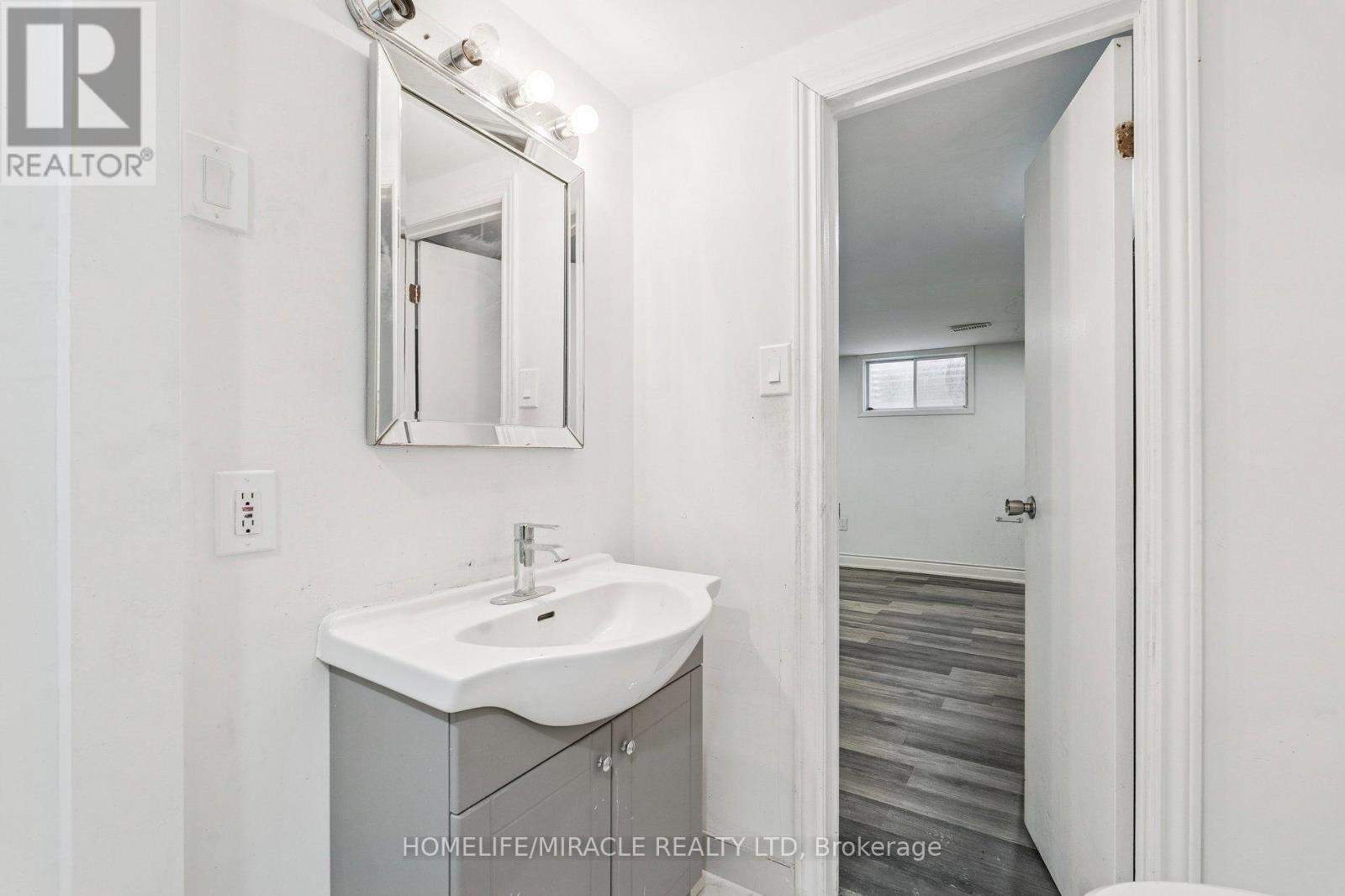 147 Hickling Trail, Barrie, ON - Indoor Photo Showing Bathroom