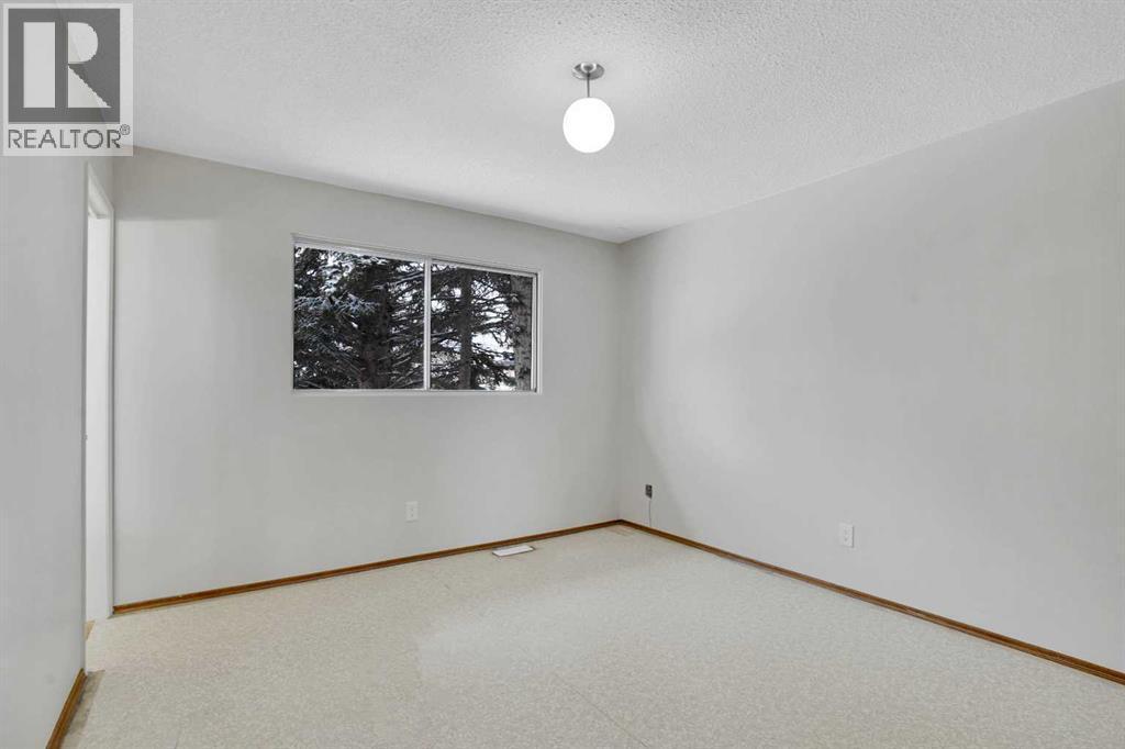 107 Silver Brook Drive Nw, Calgary, AB