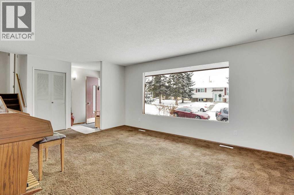 107 Silver Brook Drive Nw, Calgary, AB