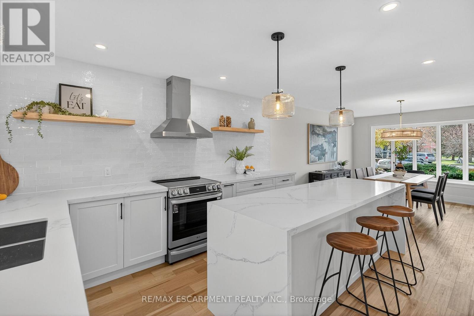 2347 Tweedsmuir Court, Burlington, ON - Indoor Photo Showing Kitchen With Upgraded Kitchen