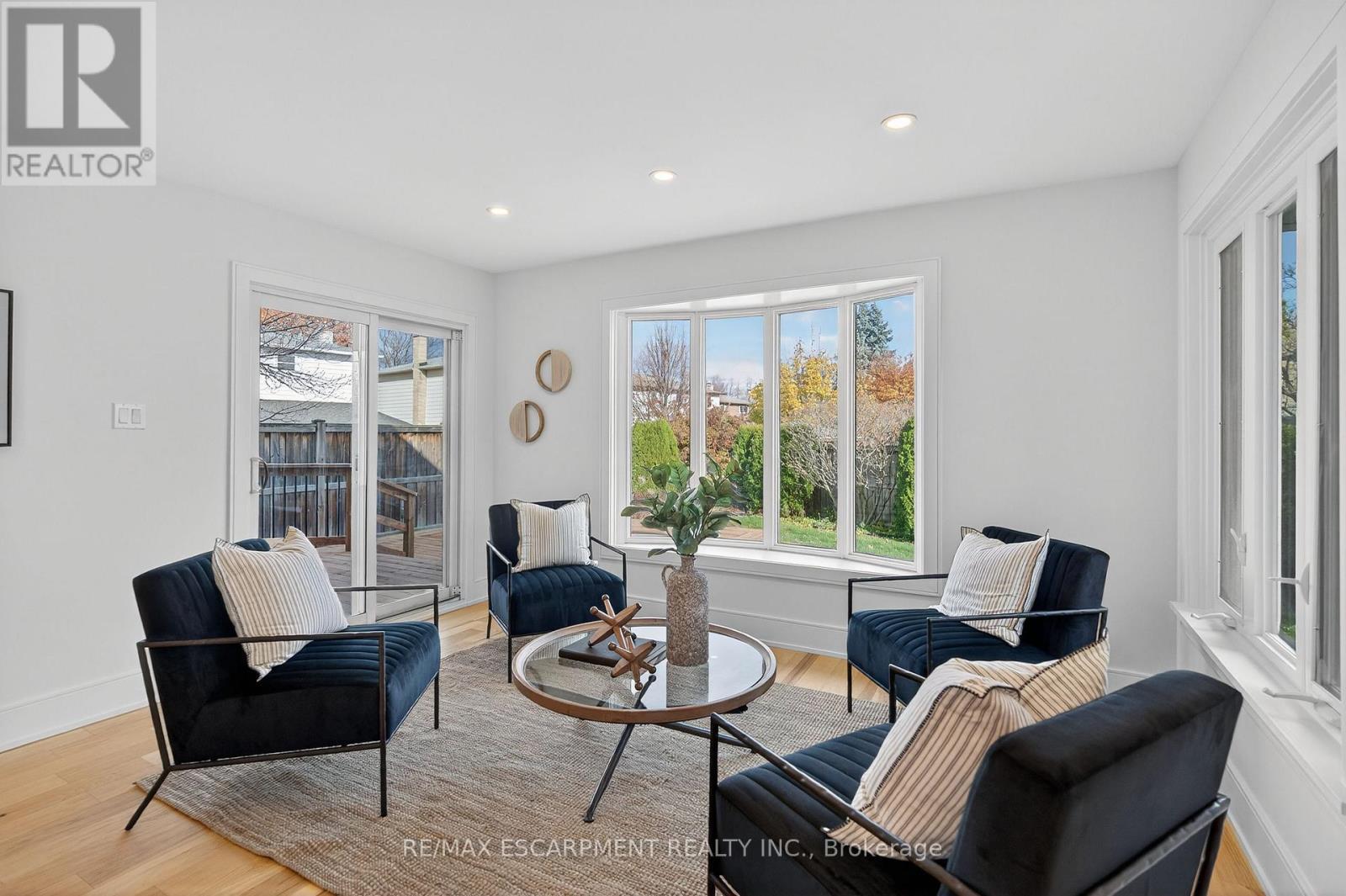 2347 Tweedsmuir Court, Burlington, ON - Indoor Photo Showing Living Room