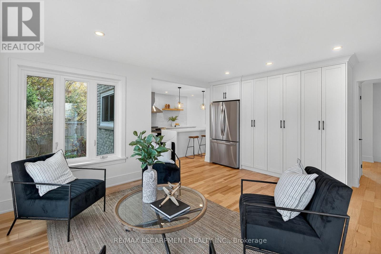 2347 Tweedsmuir Court, Burlington, ON - Indoor Photo Showing Living Room