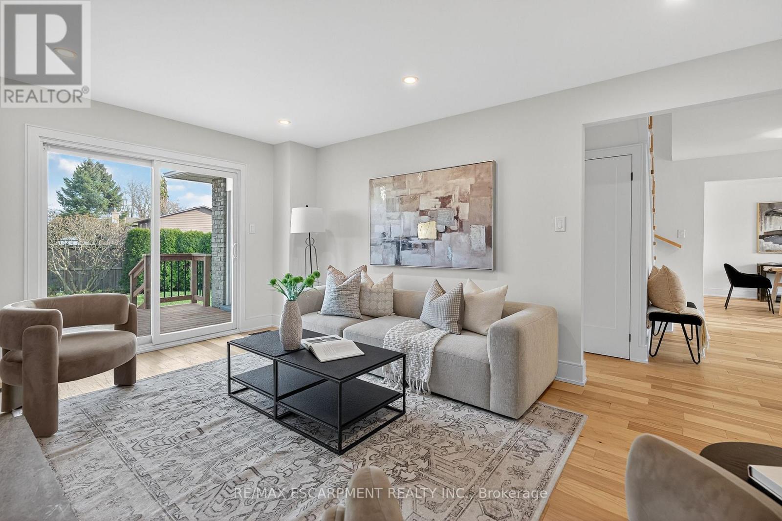 2347 Tweedsmuir Court, Burlington, ON - Indoor Photo Showing Living Room