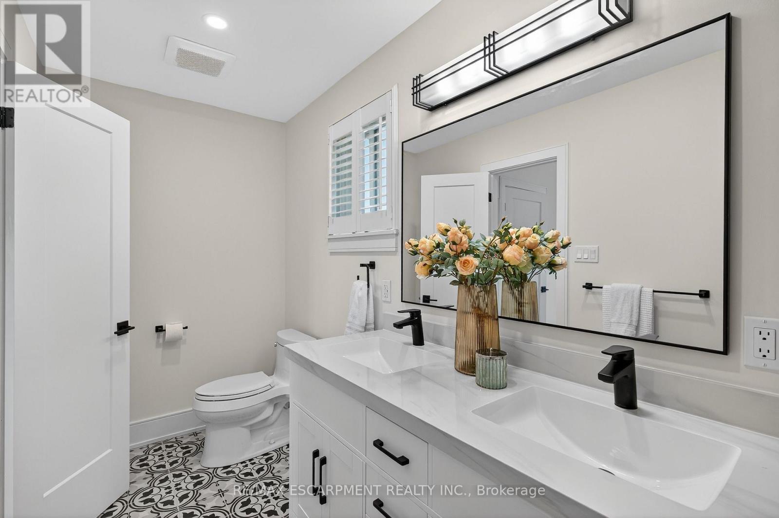 2347 Tweedsmuir Court, Burlington, ON - Indoor Photo Showing Bathroom
