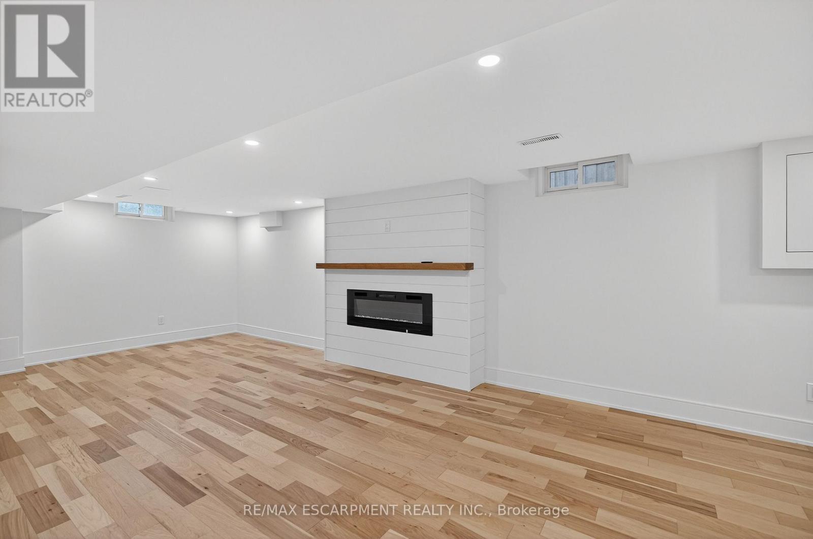 2347 Tweedsmuir Court, Burlington, ON - Indoor With Fireplace