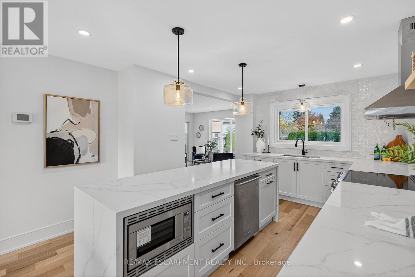 2347 Tweedsmuir Court, Burlington, ON - Indoor Photo Showing Kitchen With Upgraded Kitchen