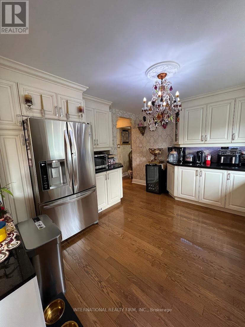 2910 Oka Road, Mississauga, ON - Indoor Photo Showing Kitchen