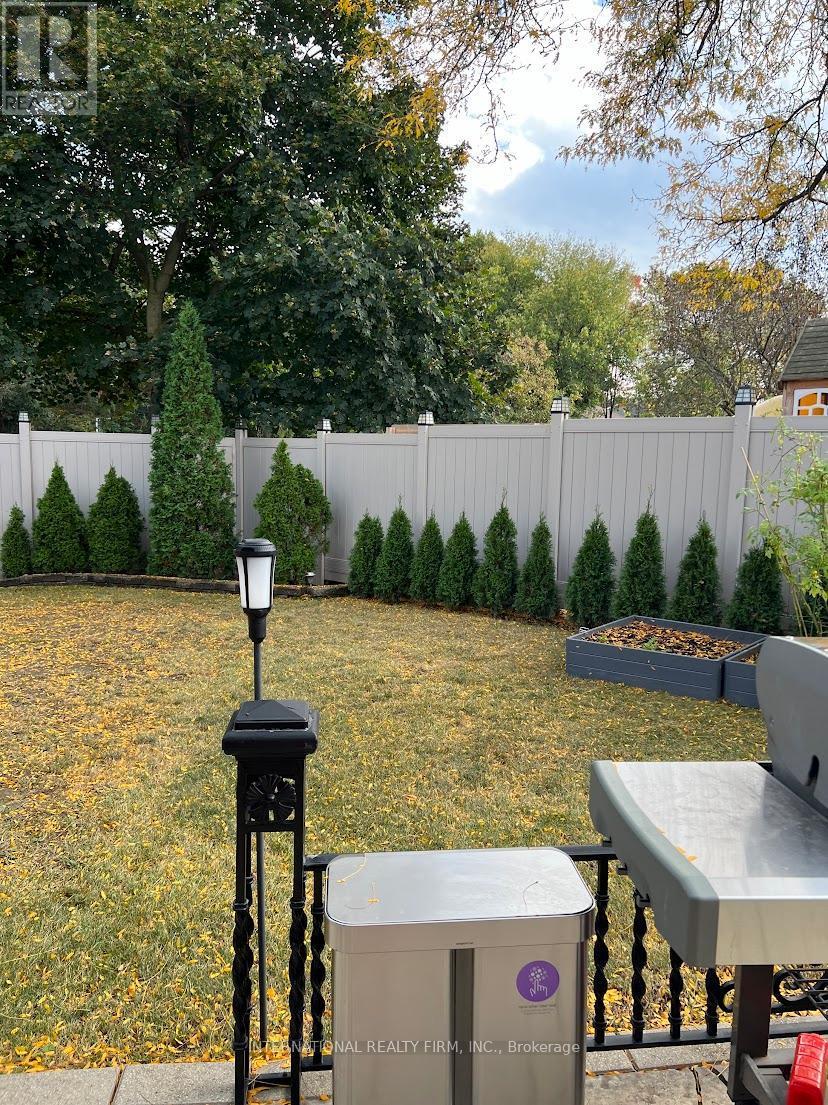 2910 Oka Road, Mississauga, ON - Outdoor With Backyard