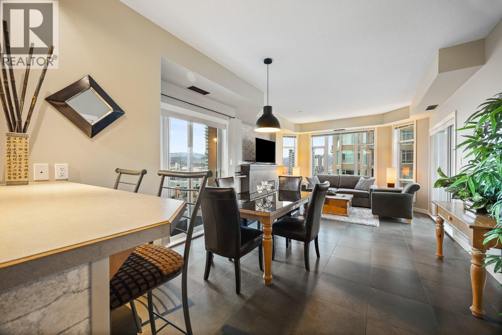 1128 Sunset Drive Unit# 803, Kelowna, BC - Indoor Photo Showing Dining Room