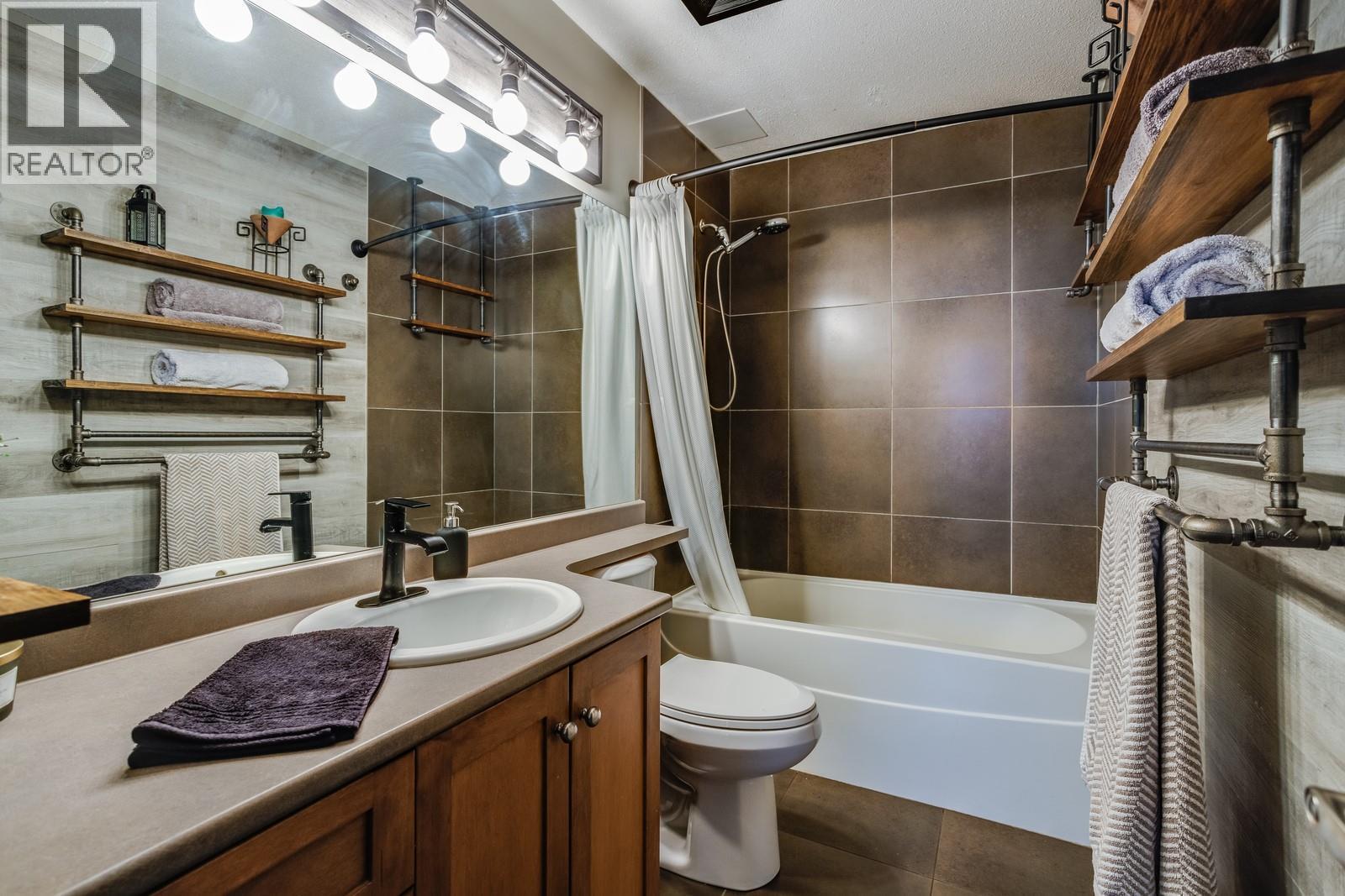 1128 Sunset Drive Unit# 803, Kelowna, BC - Indoor Photo Showing Bathroom