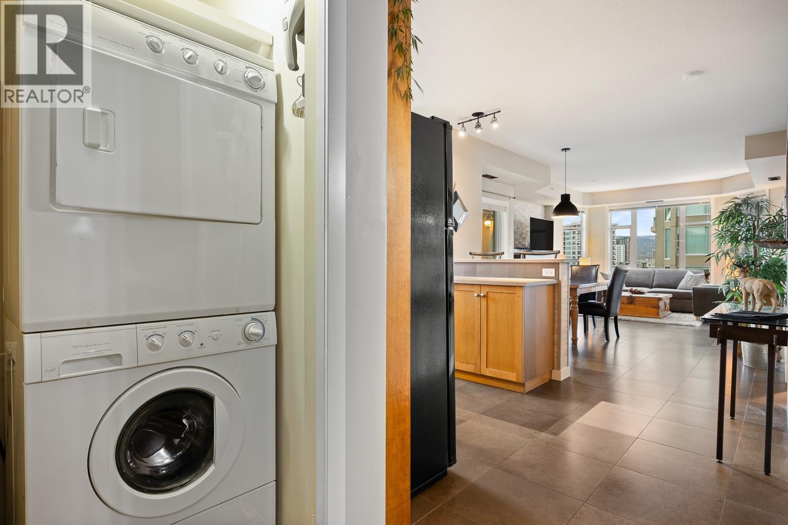 1128 Sunset Drive Unit# 803, Kelowna, BC - Indoor Photo Showing Laundry Room