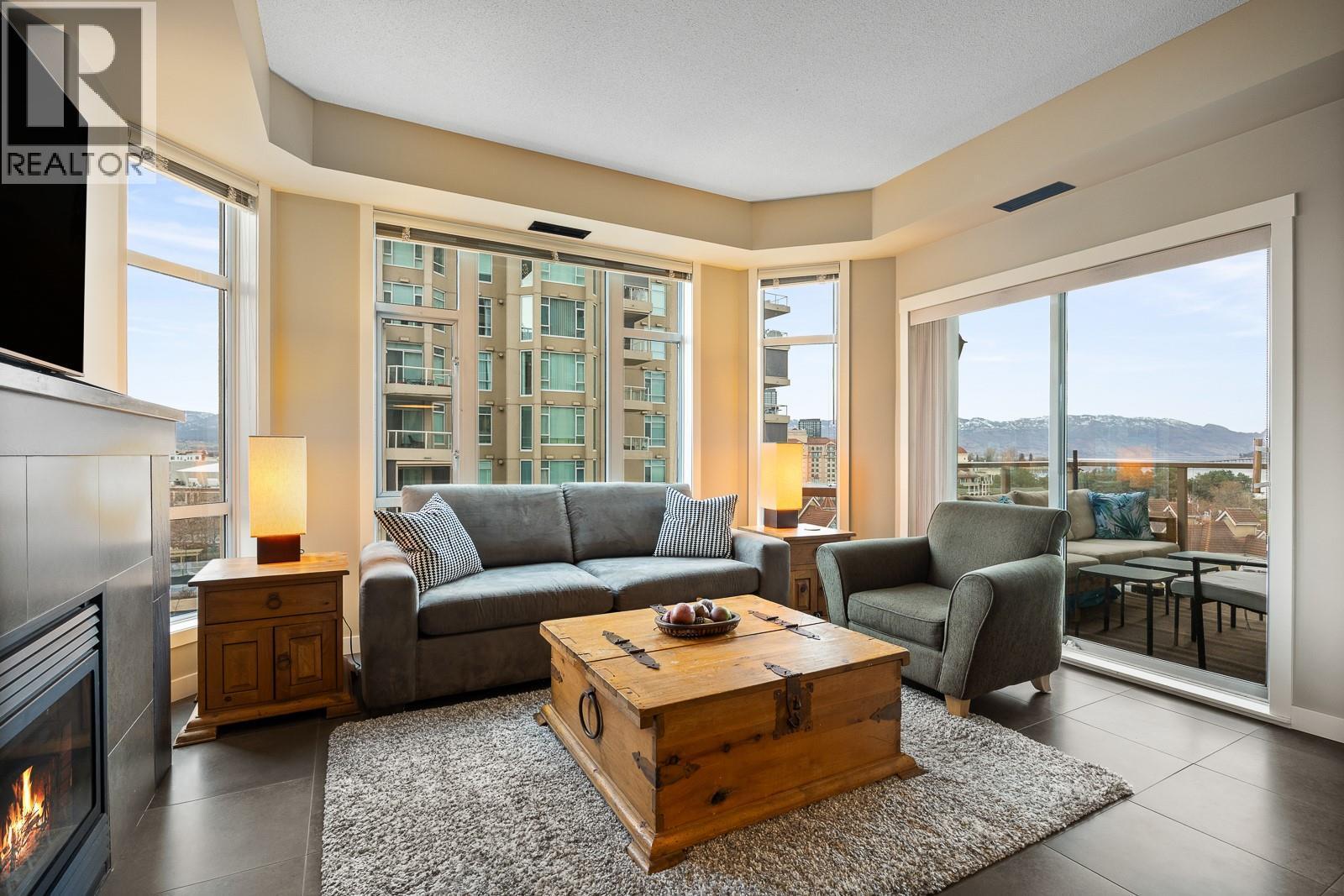 1128 Sunset Drive Unit# 803, Kelowna, BC - Indoor Photo Showing Living Room