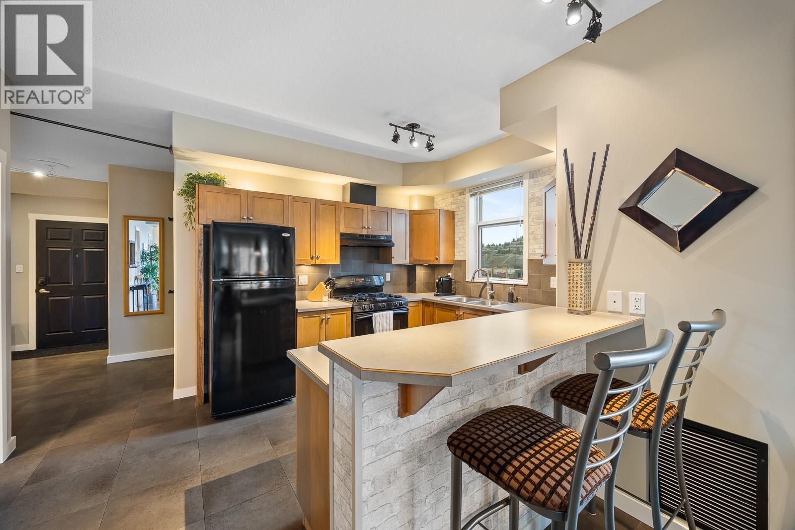 1128 Sunset Drive Unit# 803, Kelowna, BC - Indoor Photo Showing Kitchen