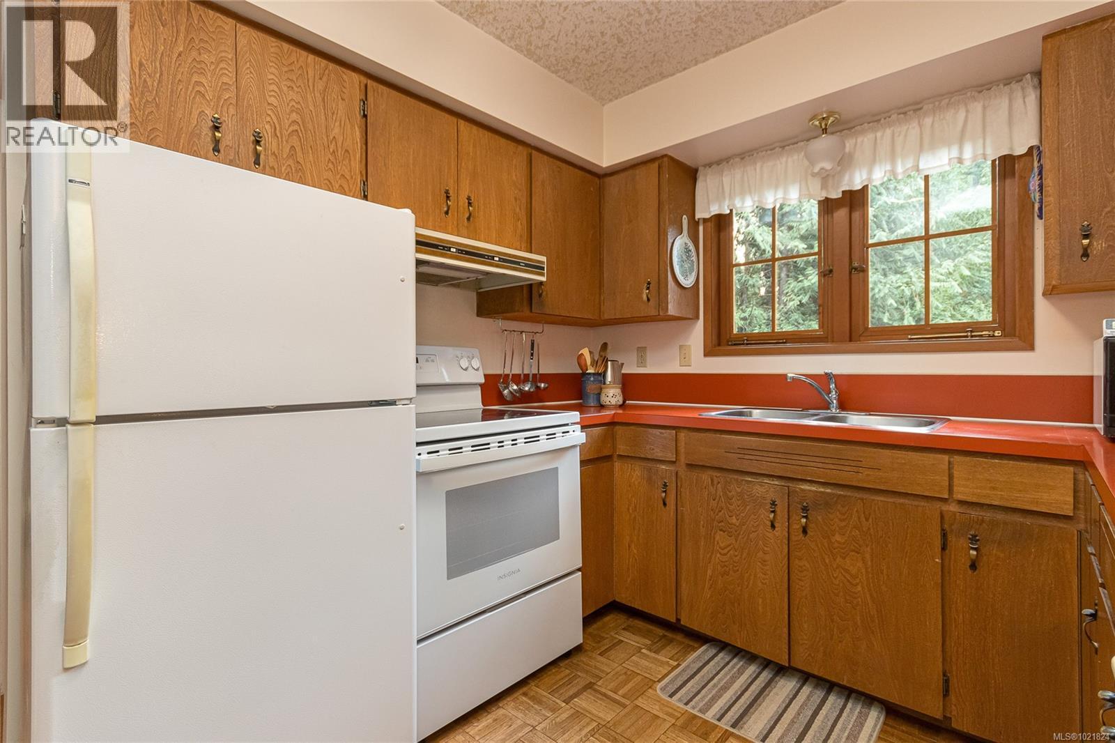 2682 Sunny Glades Lane, Shawnigan Lake, BC - Indoor Photo Showing Kitchen With Double Sink