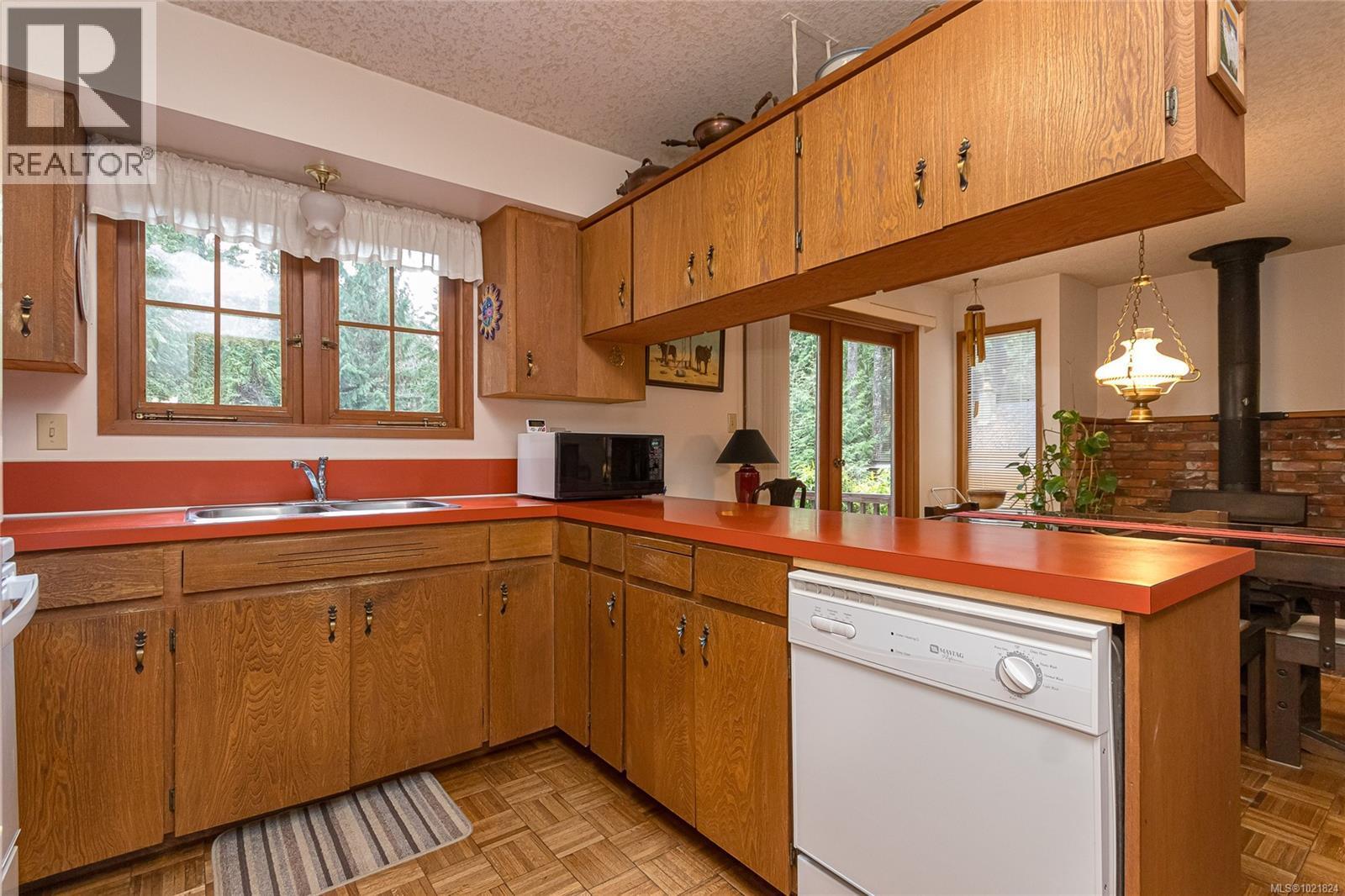 2682 Sunny Glades Lane, Shawnigan Lake, BC - Indoor Photo Showing Kitchen With Double Sink