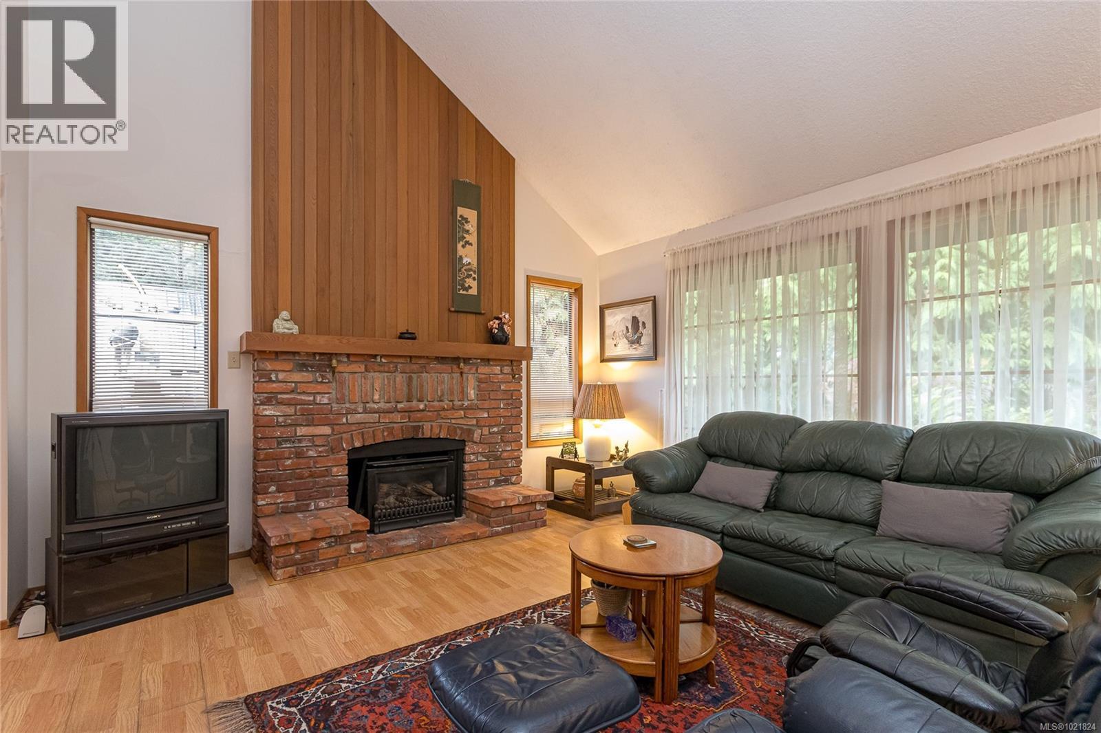 2682 Sunny Glades Lane, Shawnigan Lake, BC - Indoor Photo Showing Living Room With Fireplace