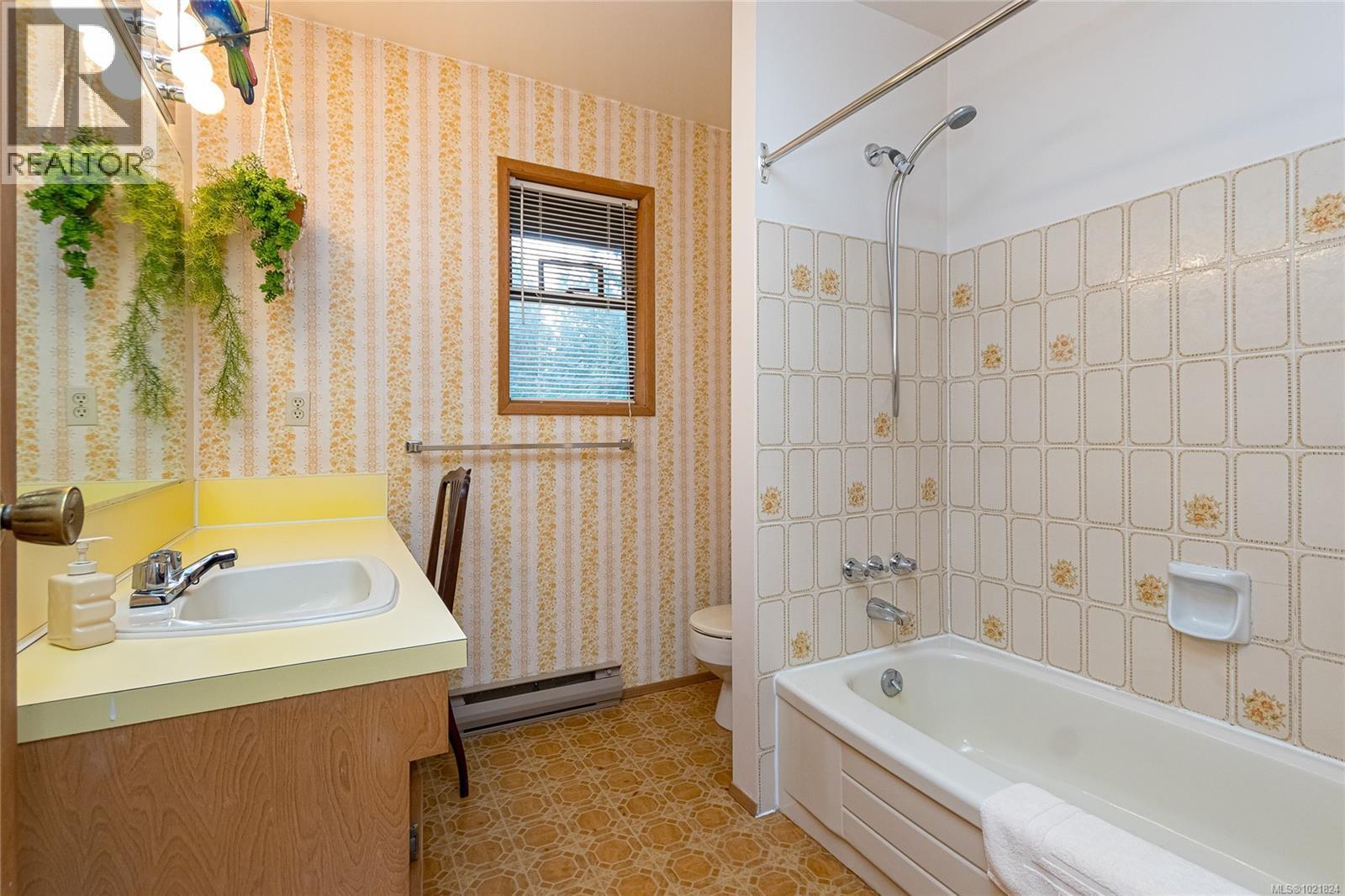 2682 Sunny Glades Lane, Shawnigan Lake, BC - Indoor Photo Showing Bathroom