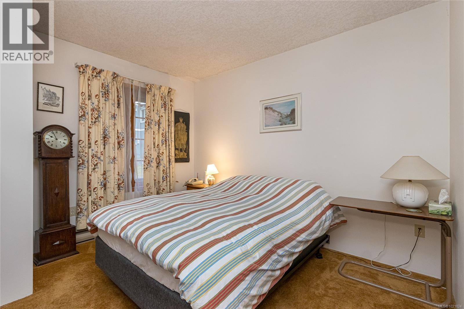 2682 Sunny Glades Lane, Shawnigan Lake, BC - Indoor Photo Showing Bedroom