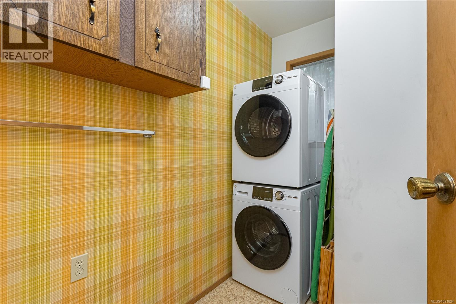 2682 Sunny Glades Lane, Shawnigan Lake, BC - Indoor Photo Showing Laundry Room