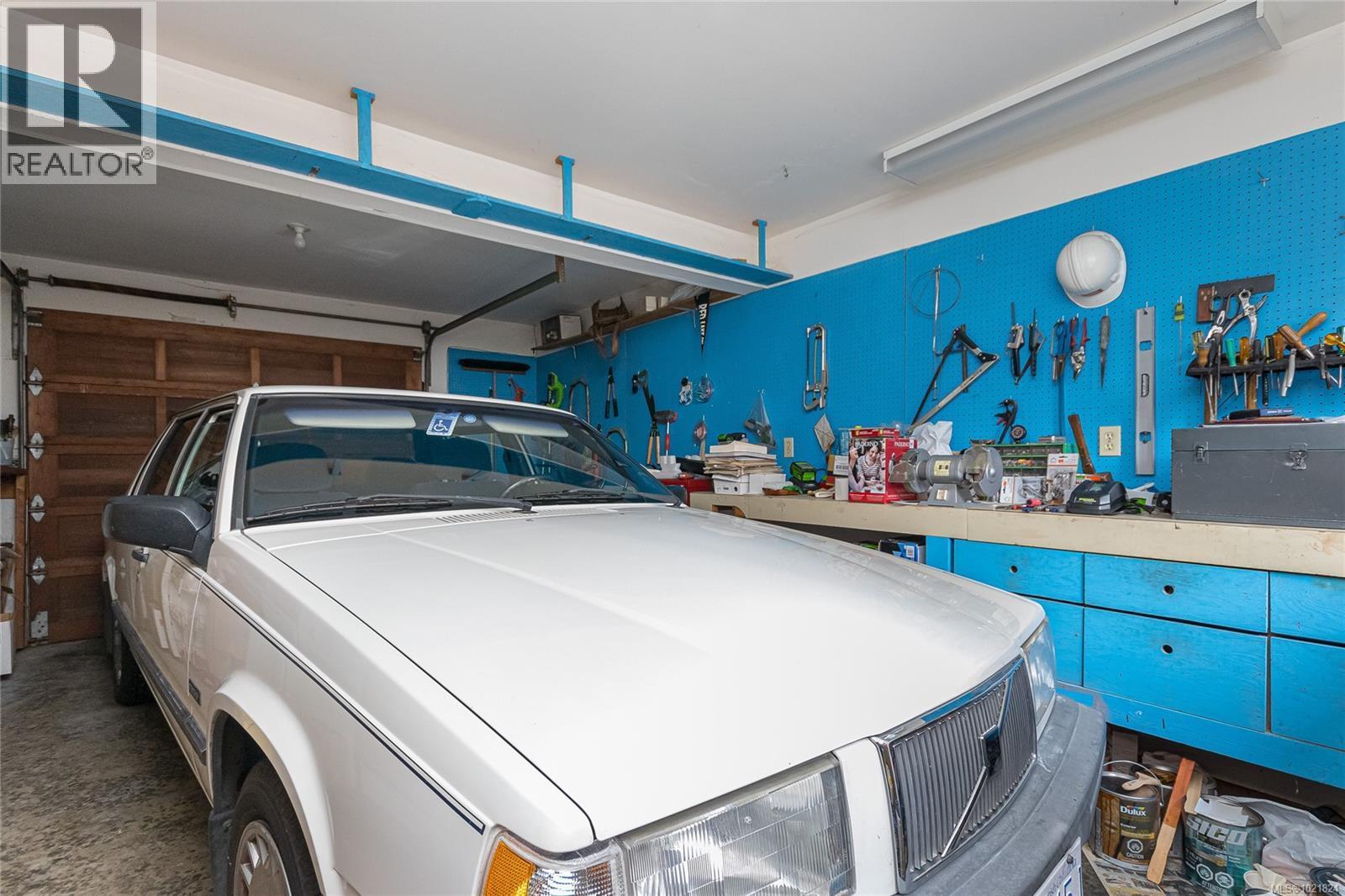 2682 Sunny Glades Lane, Shawnigan Lake, BC - Indoor Photo Showing Garage